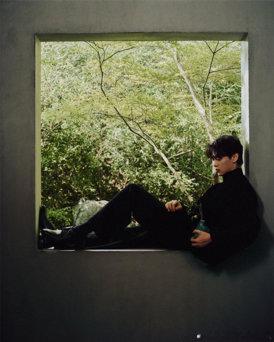 田栩宁在自然的纹理间生长高山不语，自有巍然；长水无声，静望远方。在时间的深流中笃