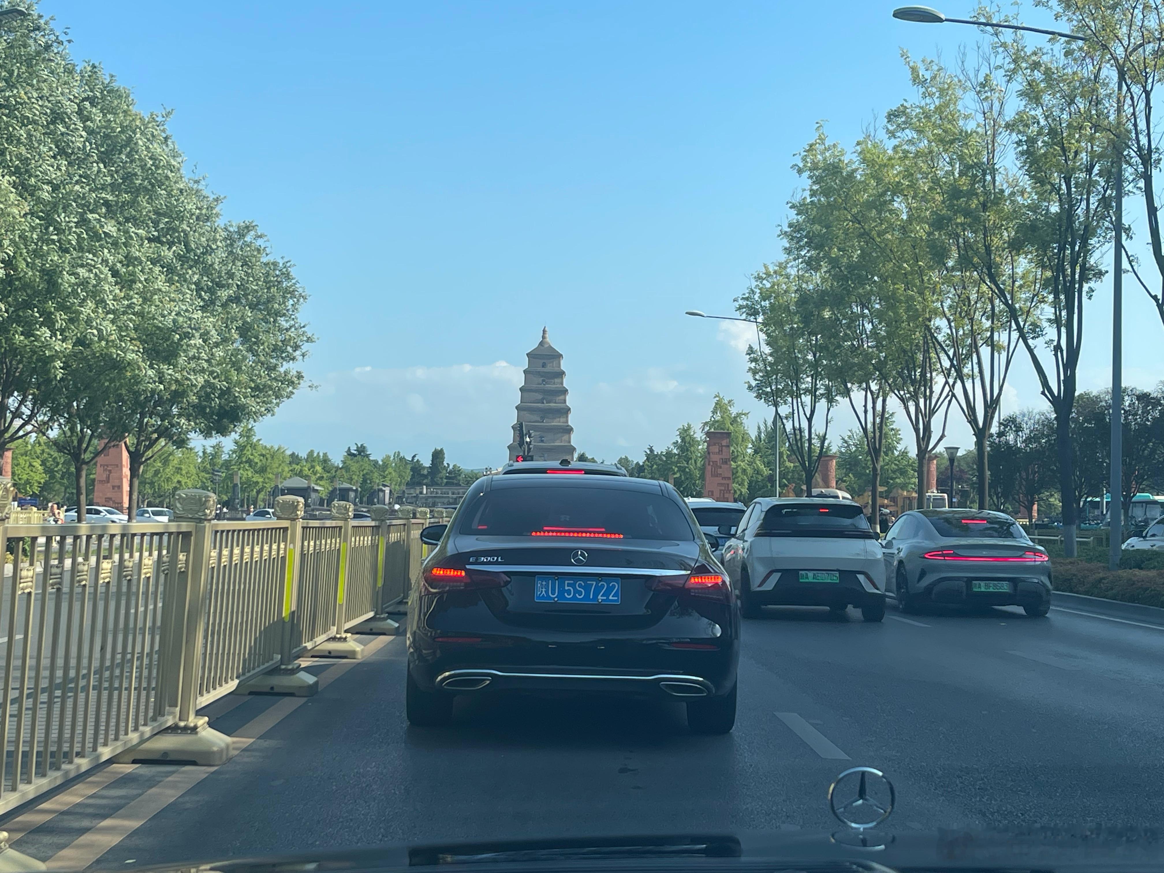 下班途中，这个角度看过去，大雁塔的确是倾斜的，听说都很多年了，咱老陕说：大雁塔，