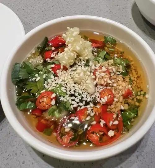 油碟和麻酱谁更配火锅？这问题扔到桌上能当场吵起来。
 
有人说没麻酱的火锅没滋味