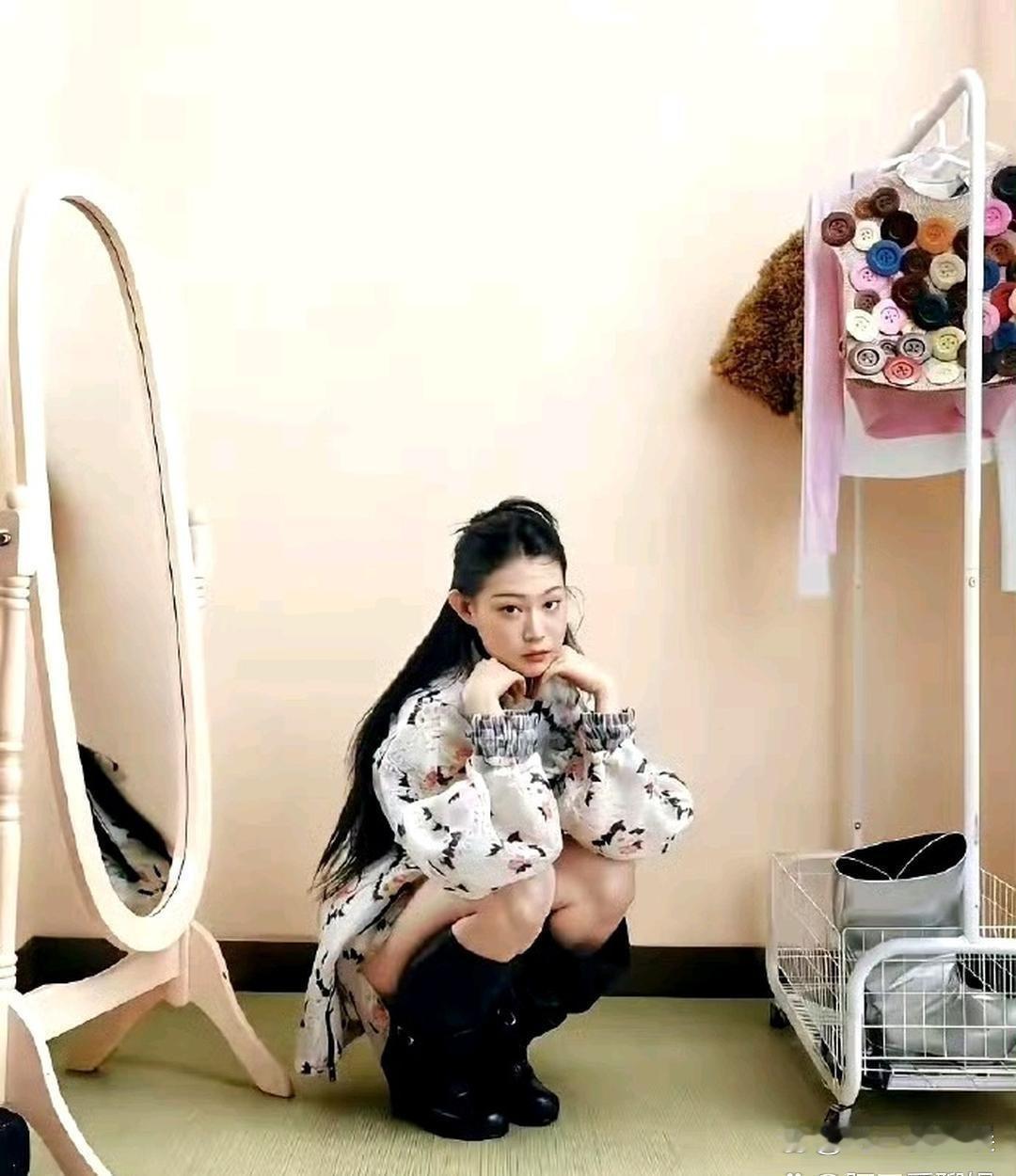 小沈阳力捧女儿相当大方！沈佳润第三次登上杂志封面，相比从前，颜值气质提升特别明显