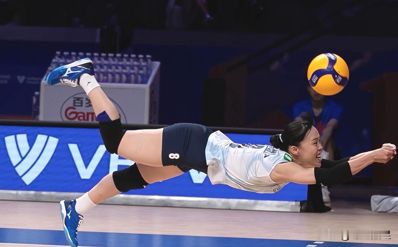 小岛满菜美虽然身高只有1米58，但她在场上却能左飞右扑，是日本女排防守的灵魂，拿