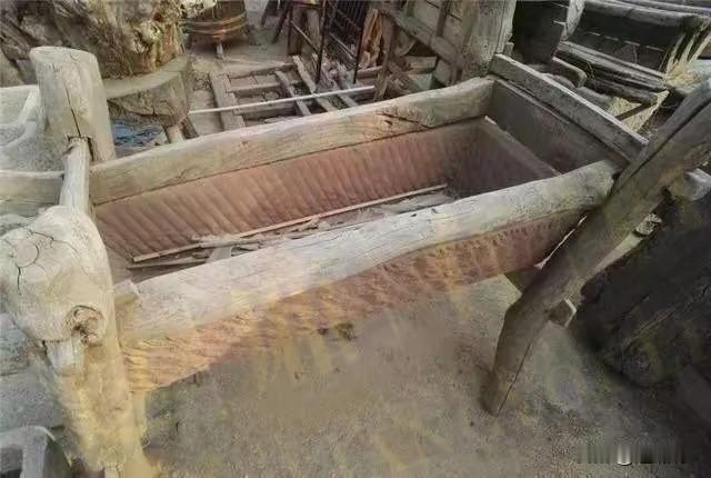 历经岁月侵蚀的老旧农具，斑驳的纹路刻满旧日时光。曾在乡间日夜相伴农耕生活，见证过