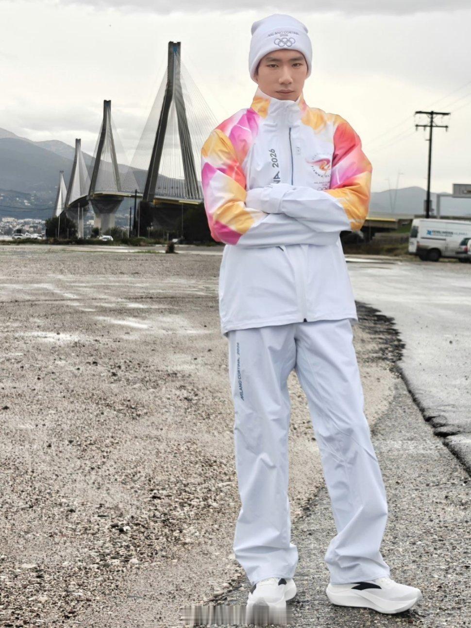 张博恒完成冬奥火炬传递中国体操运动员张博恒在希腊完成米兰冬奥会火炬传递，这是他首