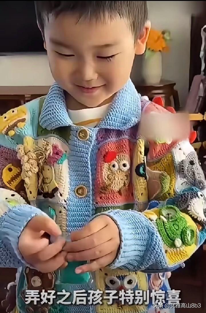 全网羡慕！山东姑姑耗时1个月，给侄子织出“动物园限定”毛衣，太暖心
 
最近山东