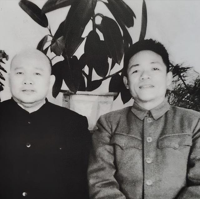 1981年10月，原兰州军区司令心怀赤子之心，再次回乡探亲。发小前来迎接，与司令