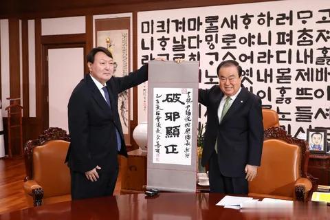 难道韩国原国会议长文喜相是预言家，竟然早早发现尹锡悦可能不走正道？

韩国原国会