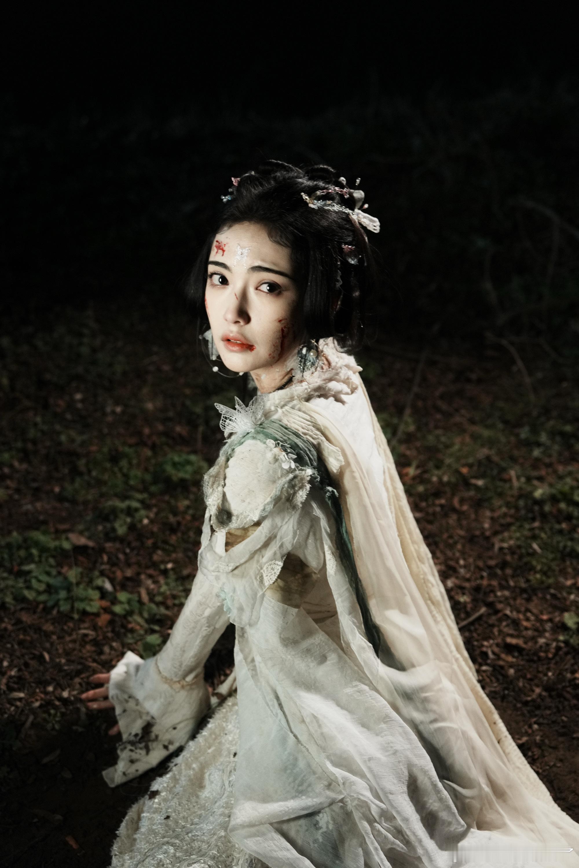 加奈那聊斋里走出的妖精 深邃立体的五官自带古典韵，一抹血迹破了清冷，眼神流转间的