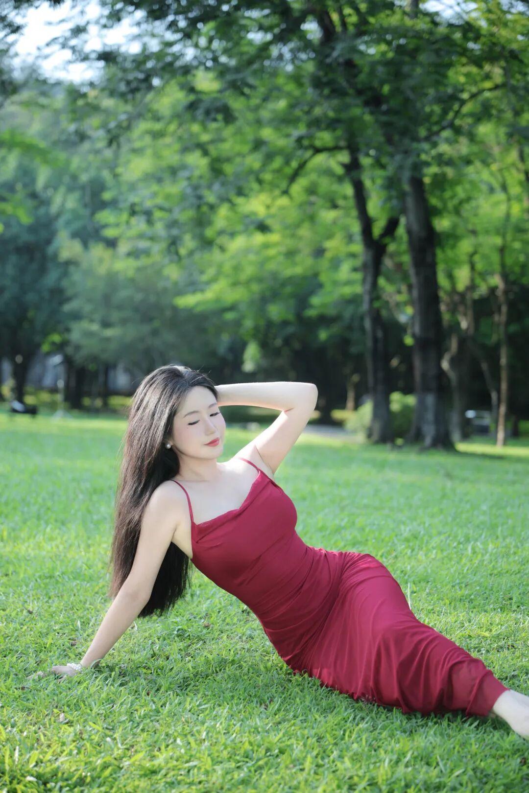 短句高级感
绿野藏红裙，风情自生
一抹酒红，撞碎整片夏日绿意
林间红影，温柔又热