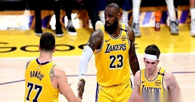 你把他当朋友，当投篮教练，当自己人。
结果人家转身就把你明天上不上场的消息，卖给