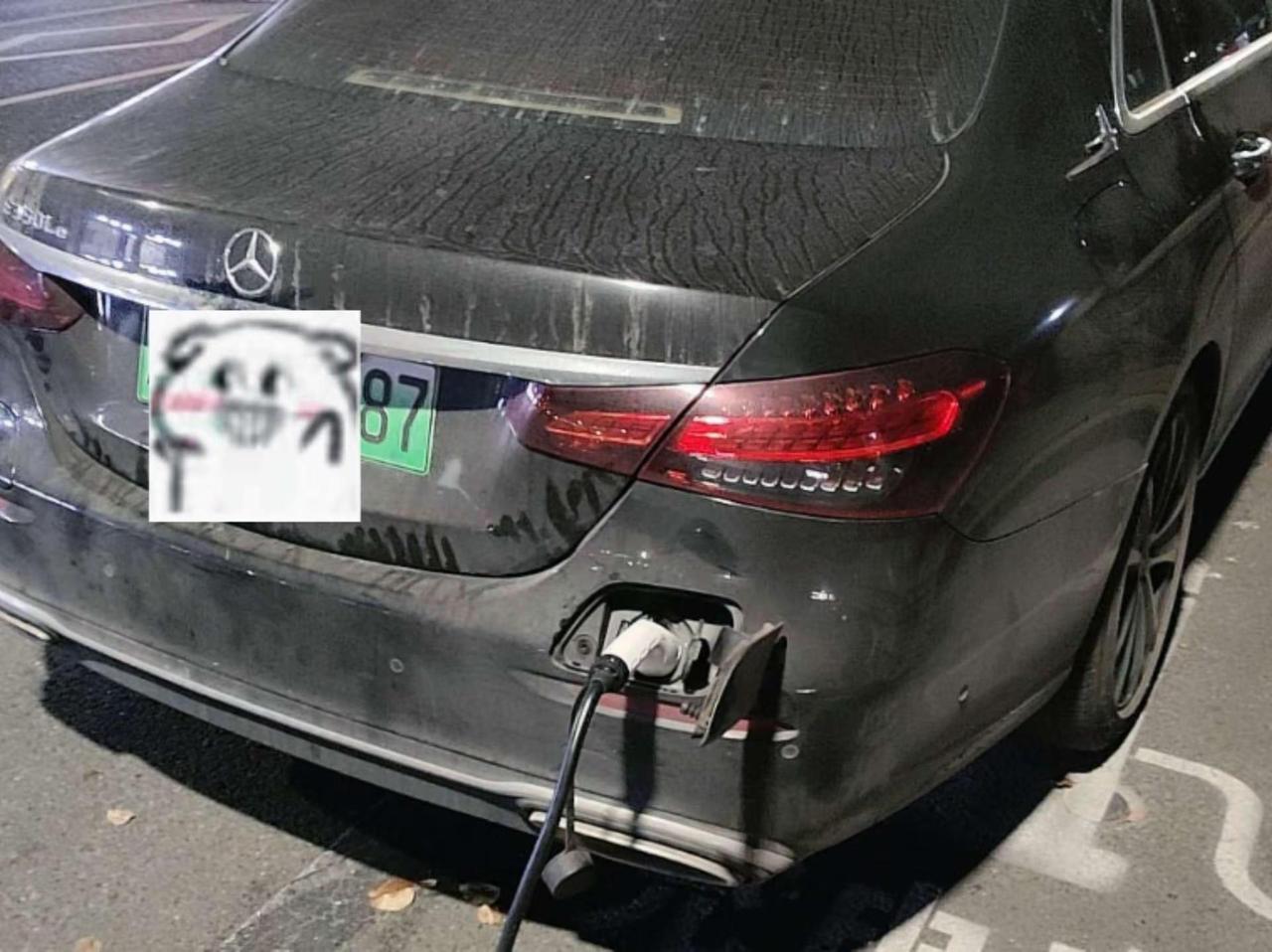 居然还有在屁股上充电的，长见识了，奔驰E350真的离个大谱，研究了下充电口还有2