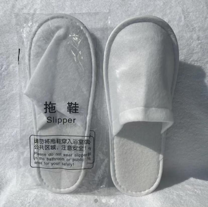 云南保山，一大妈穿酒店提供的防滑塑料拖鞋洗完澡、换好衣服后，将防滑塑料拖鞋换为一