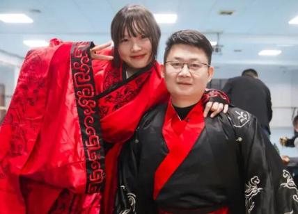 汶川地震被救的女孩，17年后嫁给了救她的军人！2008年，一场恐怖的8级地震将1