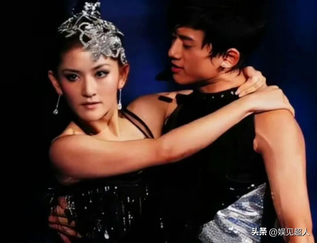 张杰自己说过，2006年10月，何炅在KTV局上把他和谢娜介绍认识。那时候谢娜已