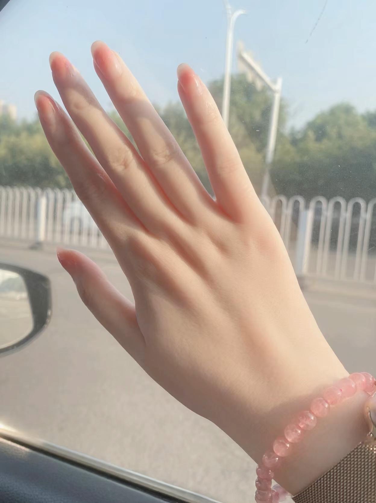 一双十指玉纤纤,不是风流物不拈。