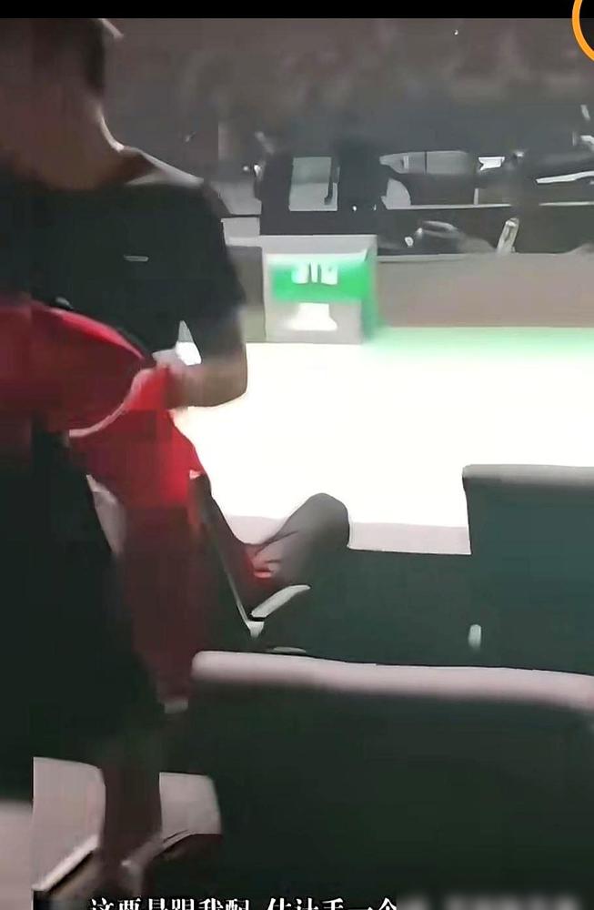 眼泪砸碎在球台上，王楚钦死死捏住拍柄低吼，我拿命换这块金牌。你真以为这只是句场面