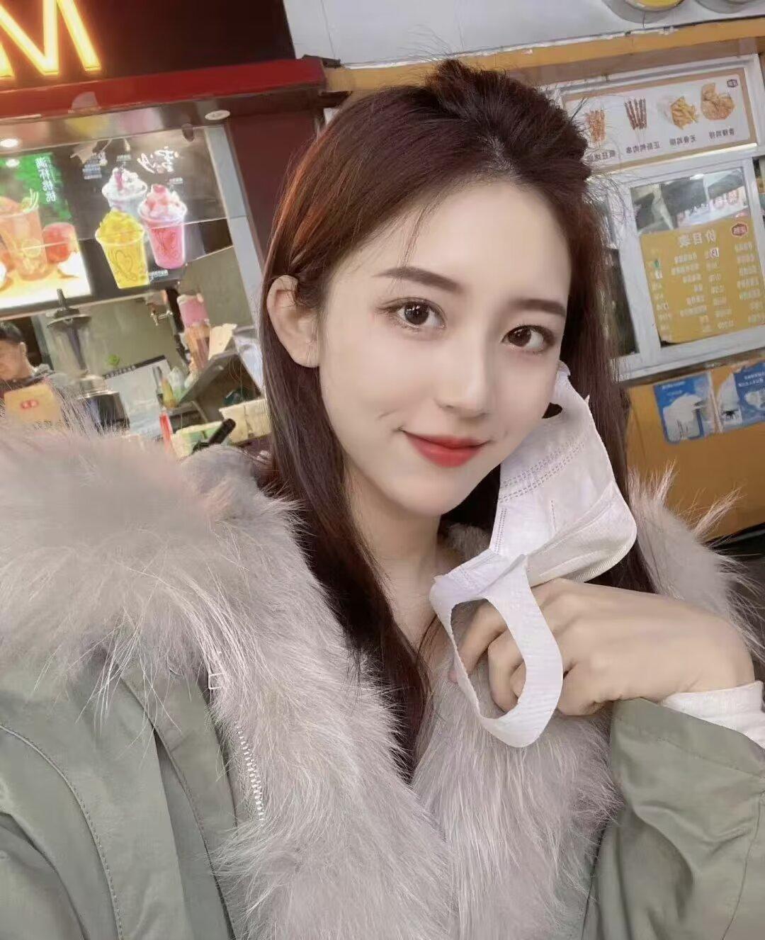 有人说：“当你爱一个人，谈钱很庸俗；当你没钱的时候，说爱一个人更庸俗。” 我们时