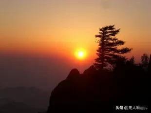 上联：竹摇月影千秋韵，求下联羌人对下联：松沐霞光万古诗。