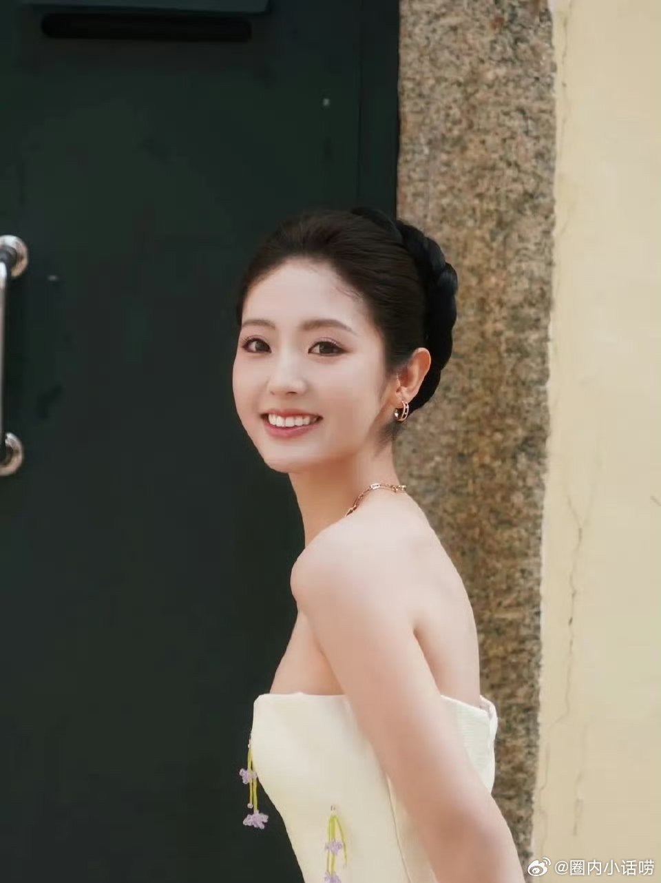 终于知道田曦薇为啥要留铁刘海了是不是因为没刘海会撞脸邢菲啊？ 