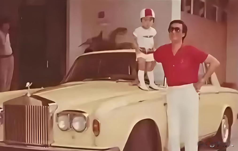 1980年谢贤买了一辆劳斯莱斯，车牌HK80，80对应谢霆锋出生年月1980年。