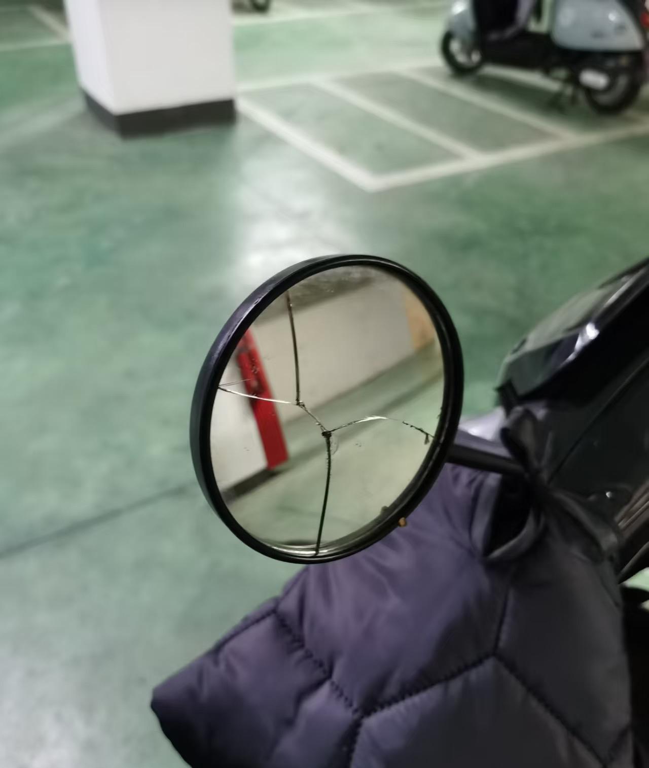 真没想到张雪峰的电动车竟然这么破旧。

后视镜是碎的，挡风被是破的，接口处还用胶