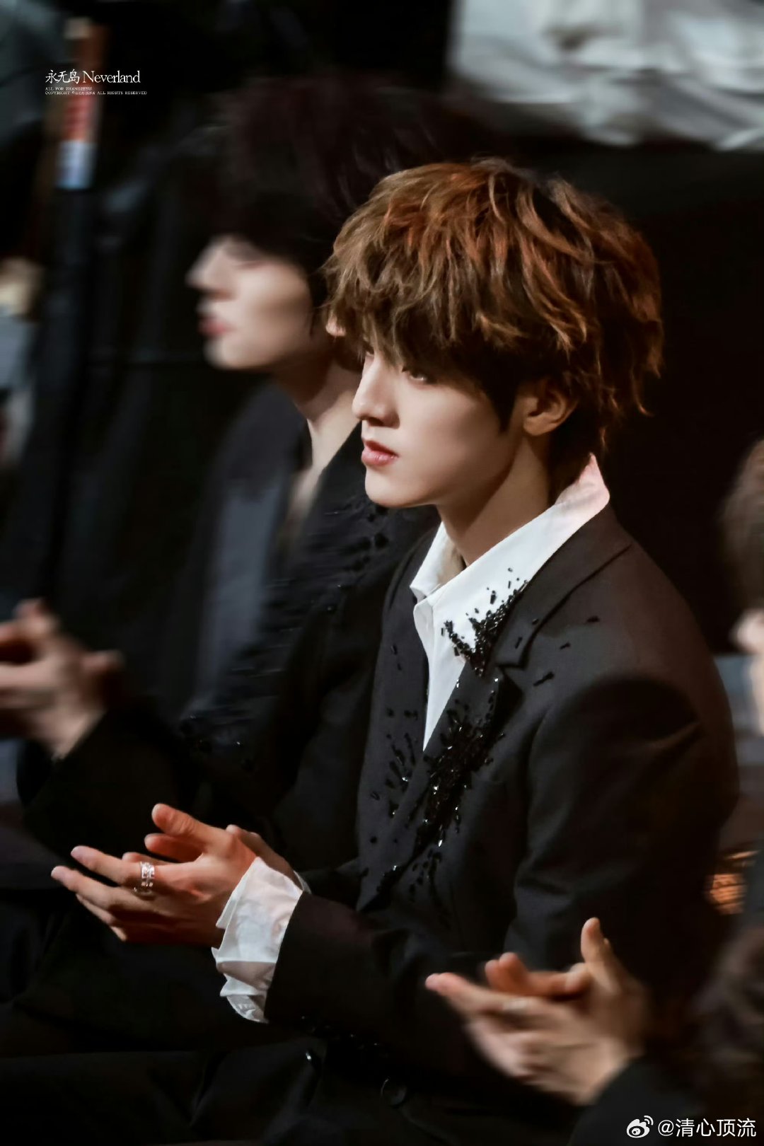 张泽禹临场反应力直接给到夯他在不破坏舞蹈律动和表情管理的前提下，将“踢走杂物”无