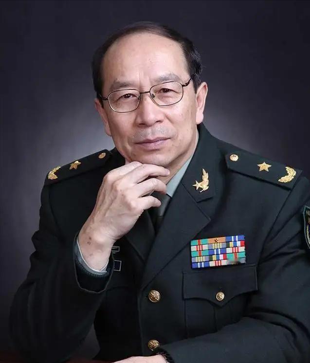 美国记者问金一南：“如果把中国2000亿的三峡大坝炸了，中国会怎么办？”金一南听