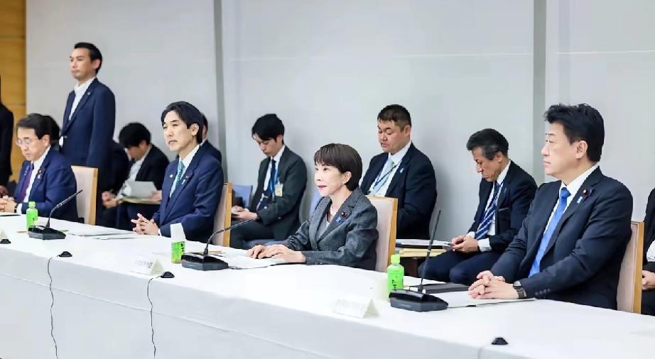 高市早苗的优越感！

上蹿下跳的高市早苗在中国面前趾高气昂，在美国面前卑躬屈膝，