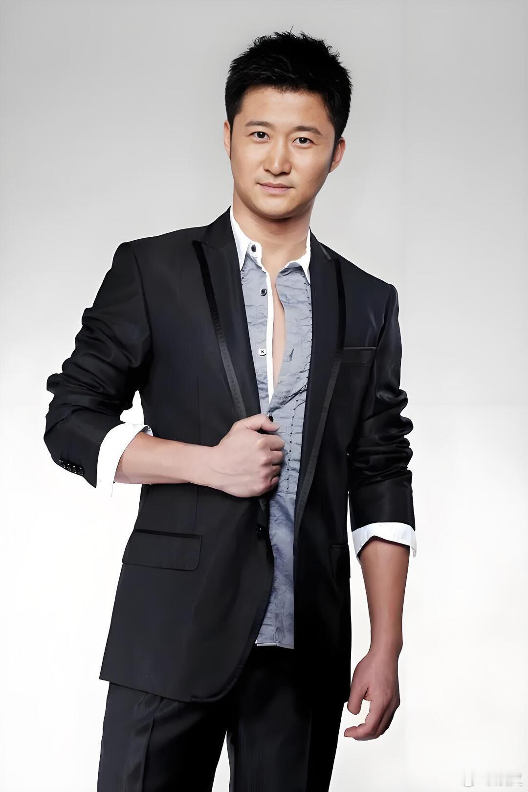 偶遇吴京买酱肘子 边买酱肘子边小酌也太惬意了，满满两大包熟食一看就是给家人准备的