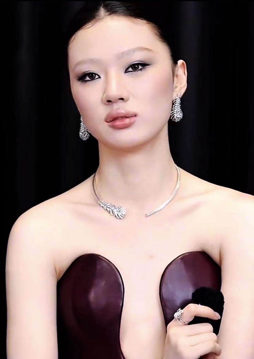 单依纯的👄肿么了，走清纯路线绝对比她现在受欢迎。是不是因为没有出圈的歌曲，所以