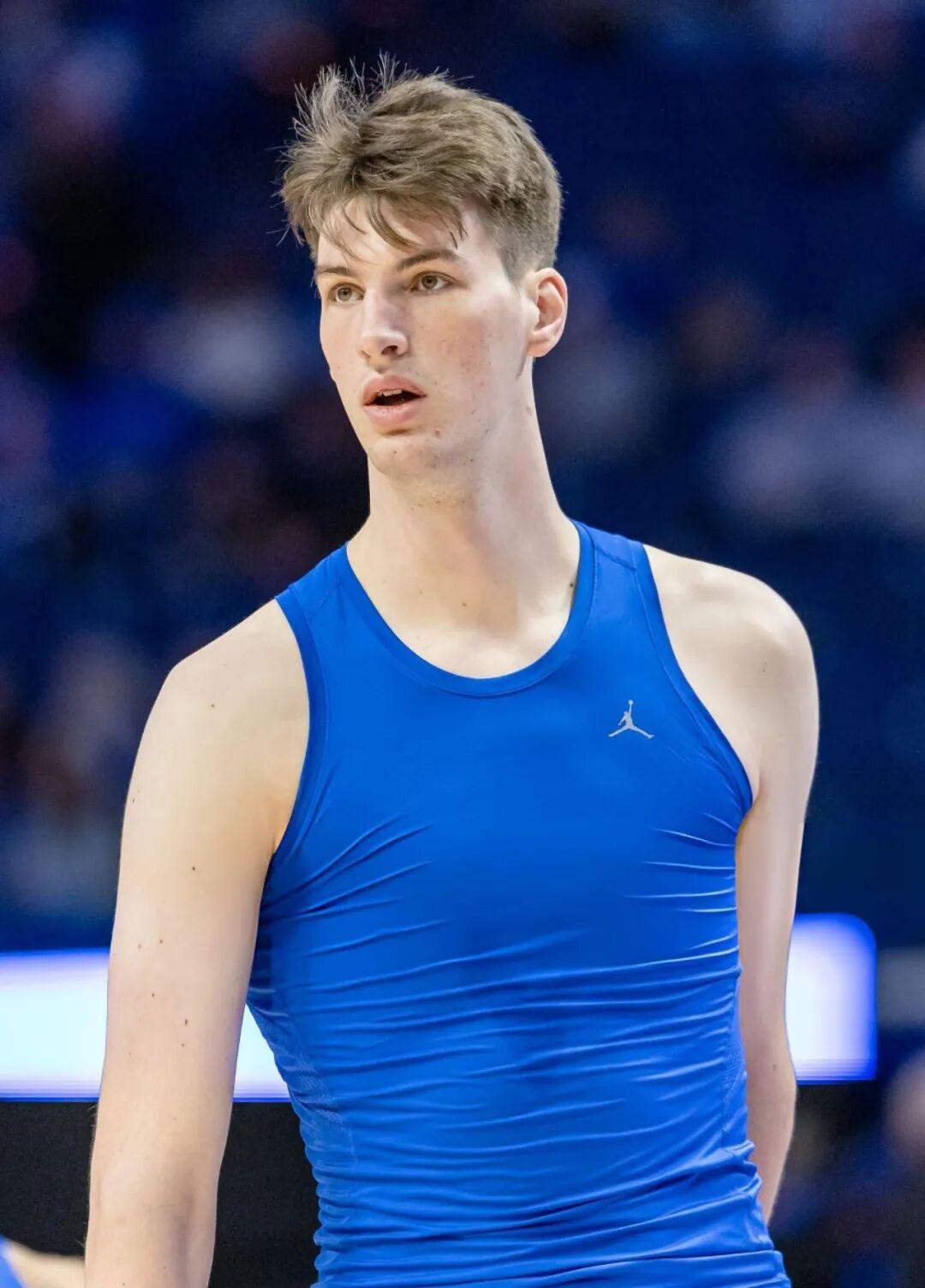 身高两米三六的 NBA 运动员奥利维尔·里奥（Olivier Rioux），颜值