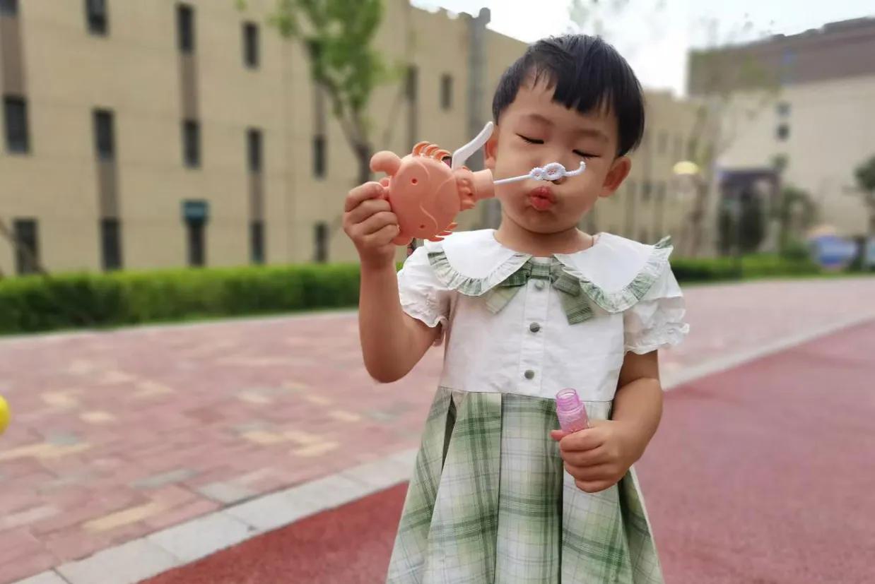 我朋友的孩子，去了亲戚家，吃了人家的零食，可能是因为吃的太多了，亲戚就不依了。