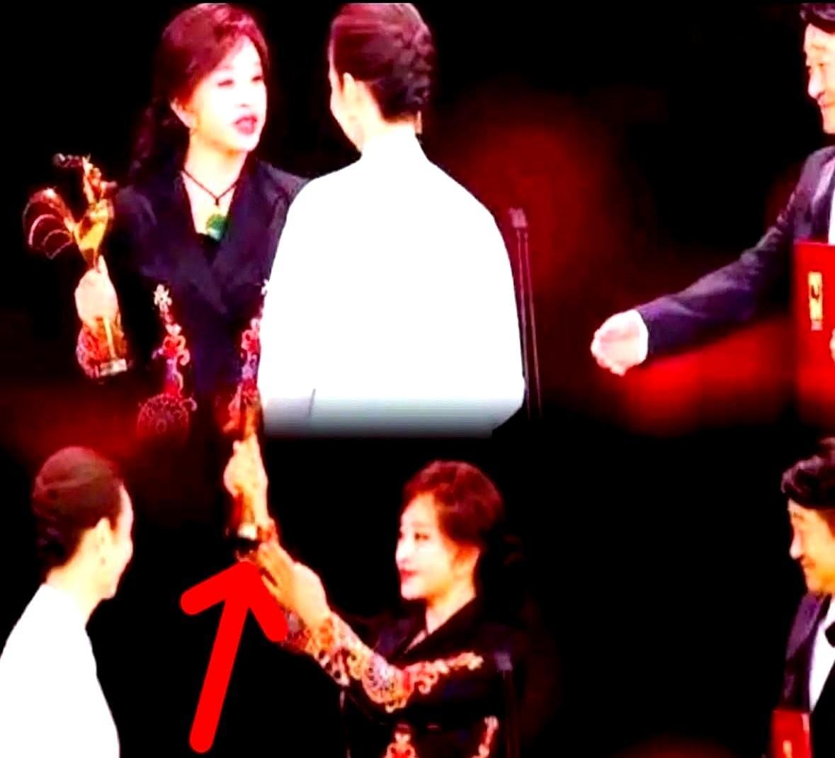 刘晓庆当年颁奖那出也太膈应人了吧！

现在网上翻这旧账都吵疯了——有人说她“真性