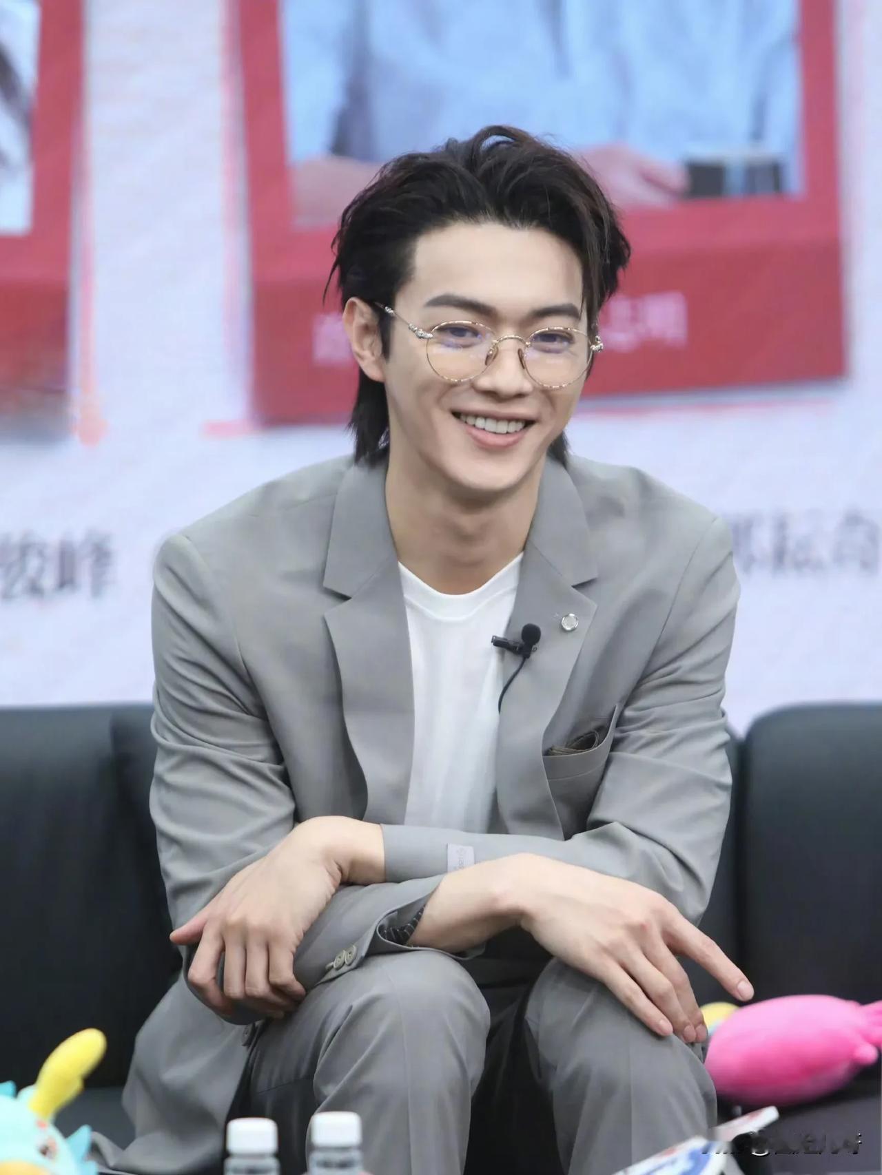 演员回归现实！抛开《承欢记》的滤镜不说，光看杨紫和许凯去扫楼时的生图，你觉得他们