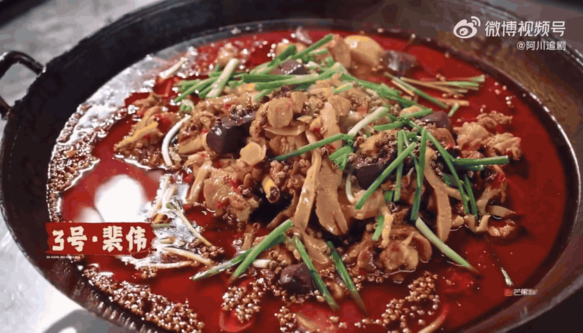 黄晓明录中餐厅后遗症肌肉记忆直接拉满，黄晓明看到菜品上桌，自然而然就伸手端盘子。