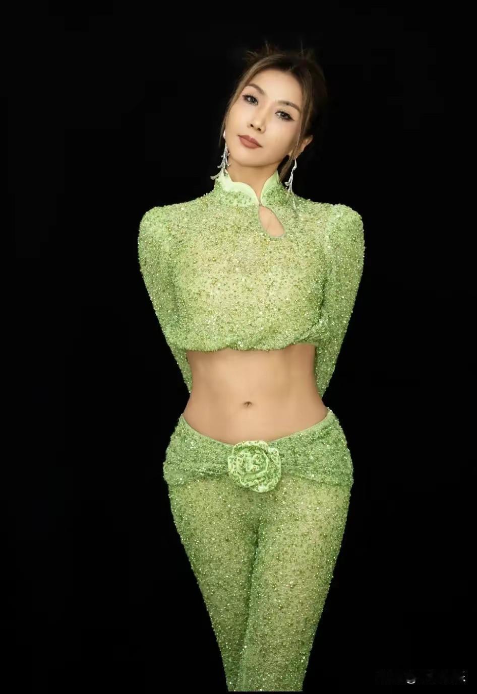 王蓉说的一点都没错，
没有钱谈什么审美，
王蓉虽然在娱乐圈作为一名歌手，但所做的