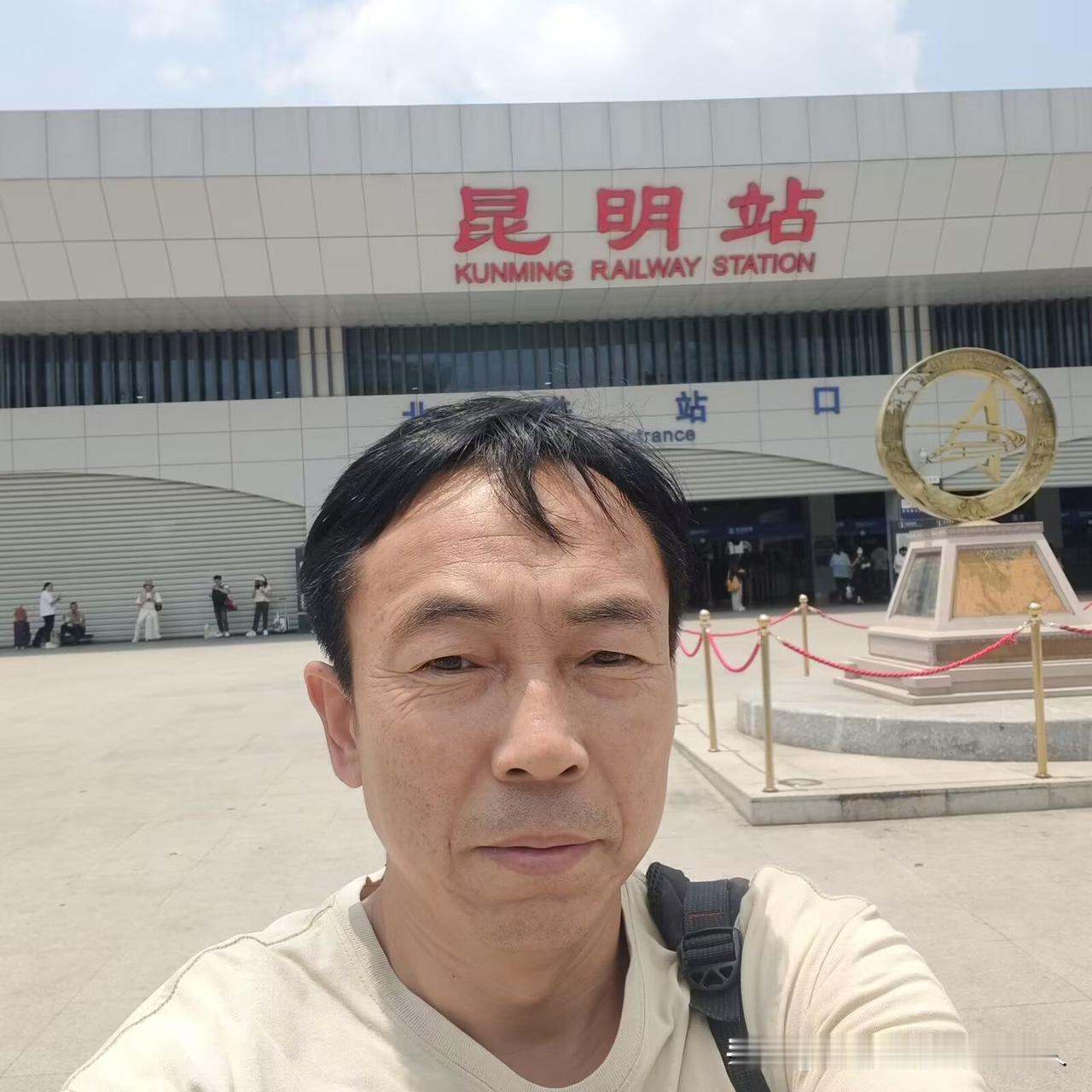今天一大早5点，跟随我老爹一起来到了山东莱西农村的大集市，卖大棚里的黄瓜，我老爹