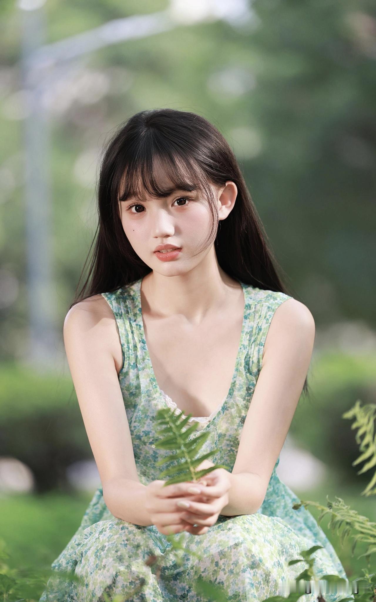 绿衣少女倚芳草，笑语盈盈处。