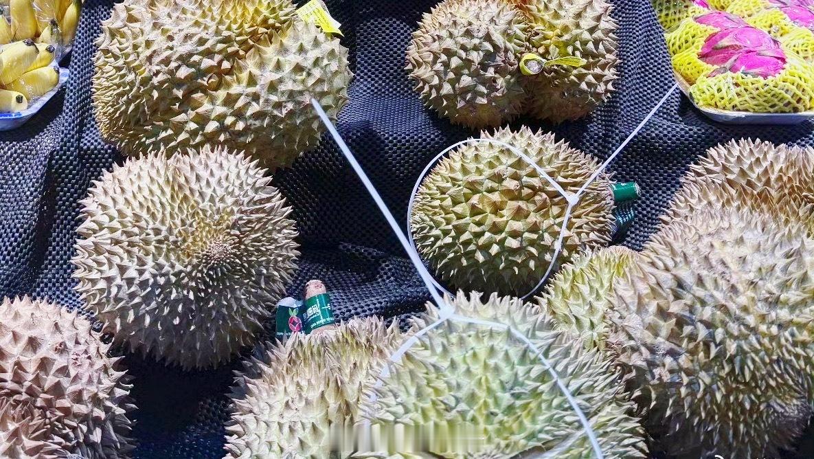 榴莲大降价有果商1天卖了9千斤近期榴莲迎来大幅降价，市场售价亲民，彻底点燃消费者