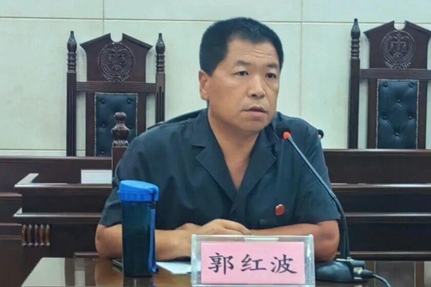 丑态毕露，不再遮掩！
8月6日媒体披露，河北邯郸丛台区法院执行局长郭红波，在电话