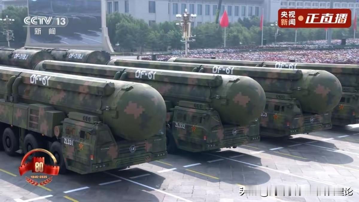 今天上午众多参与检阅的导弹中，最引人注目的当属新型东风DF-61洲际导弹，直接跳