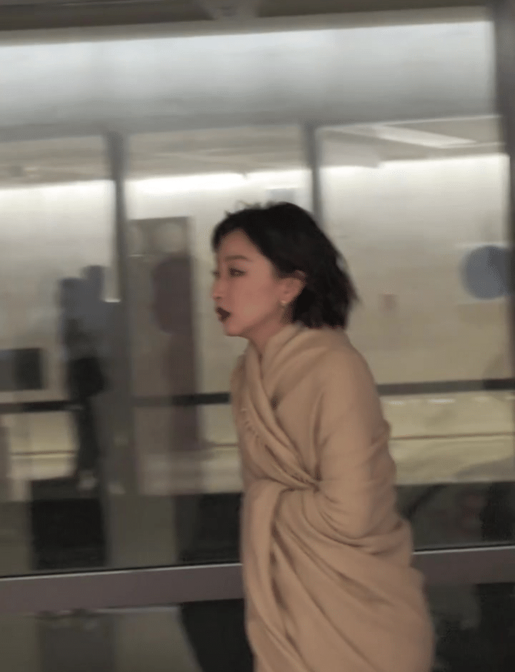 周冬雨下班跑起来了 她跑起来像只轻盈的小鹿，披肩随风摆动，回眸时那眼神，妥妥的电