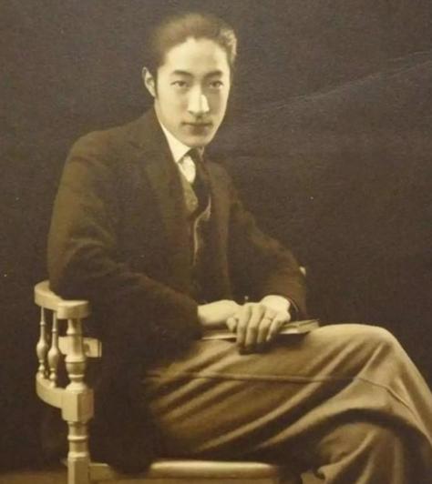 1962年，一位嘴唇、脸庞紫得发黑，头发全白、牙齿掉光，瘦到脱相的老人，在上海监