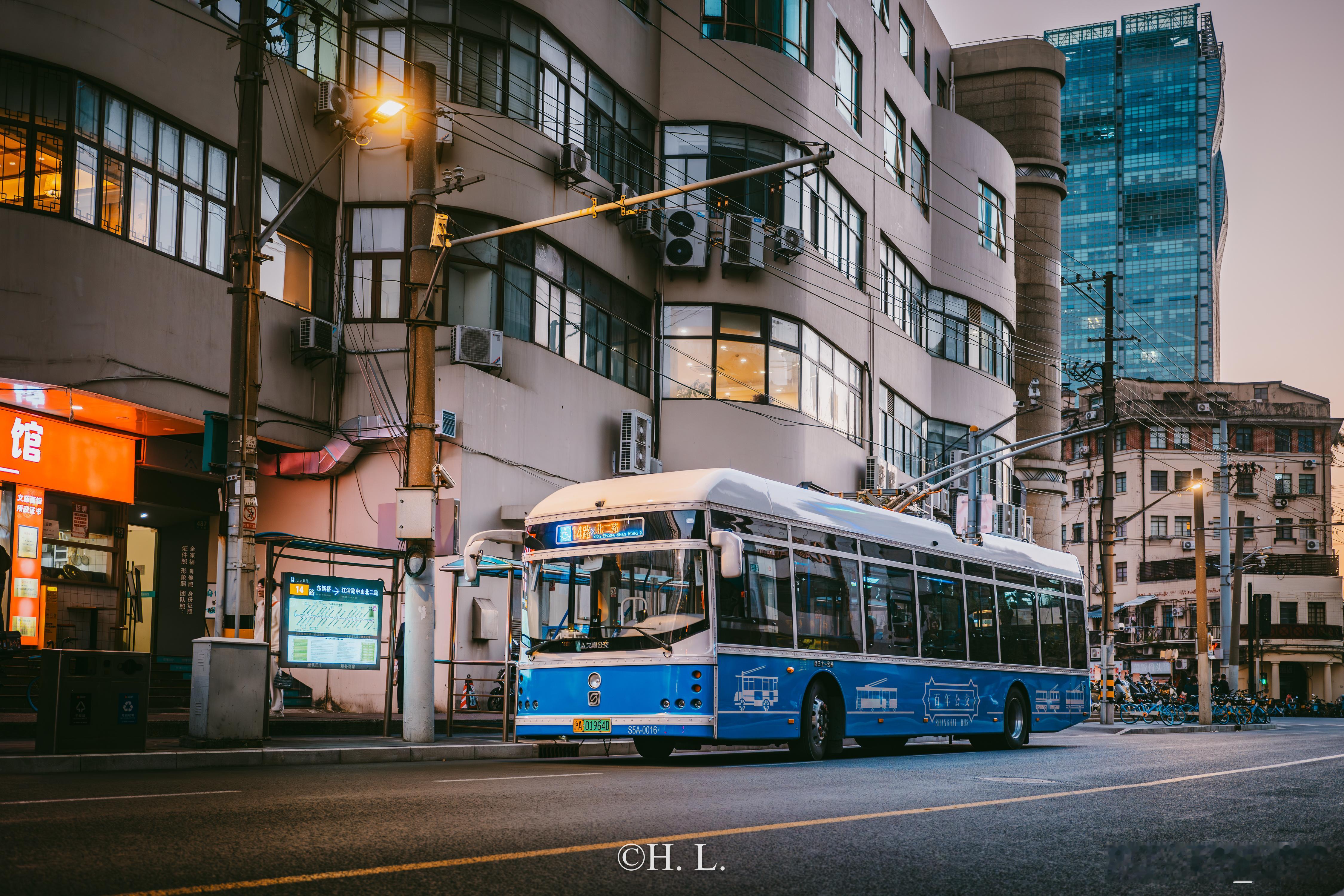 中国无轨电车运营的111周年当日。来到14路稍微看一眼有贴画的车，可惜14路的0