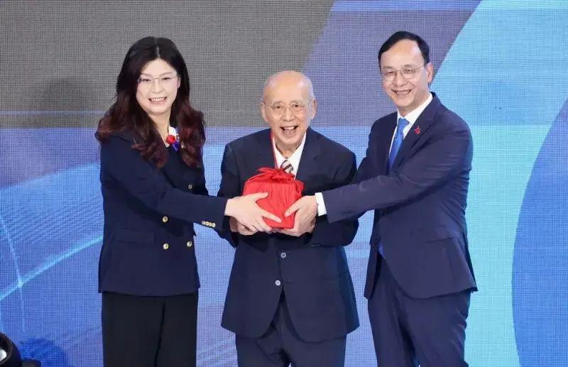 浅谈“和平与统一”的话题：
        首先需要说明的是：“ 和平与统一”不