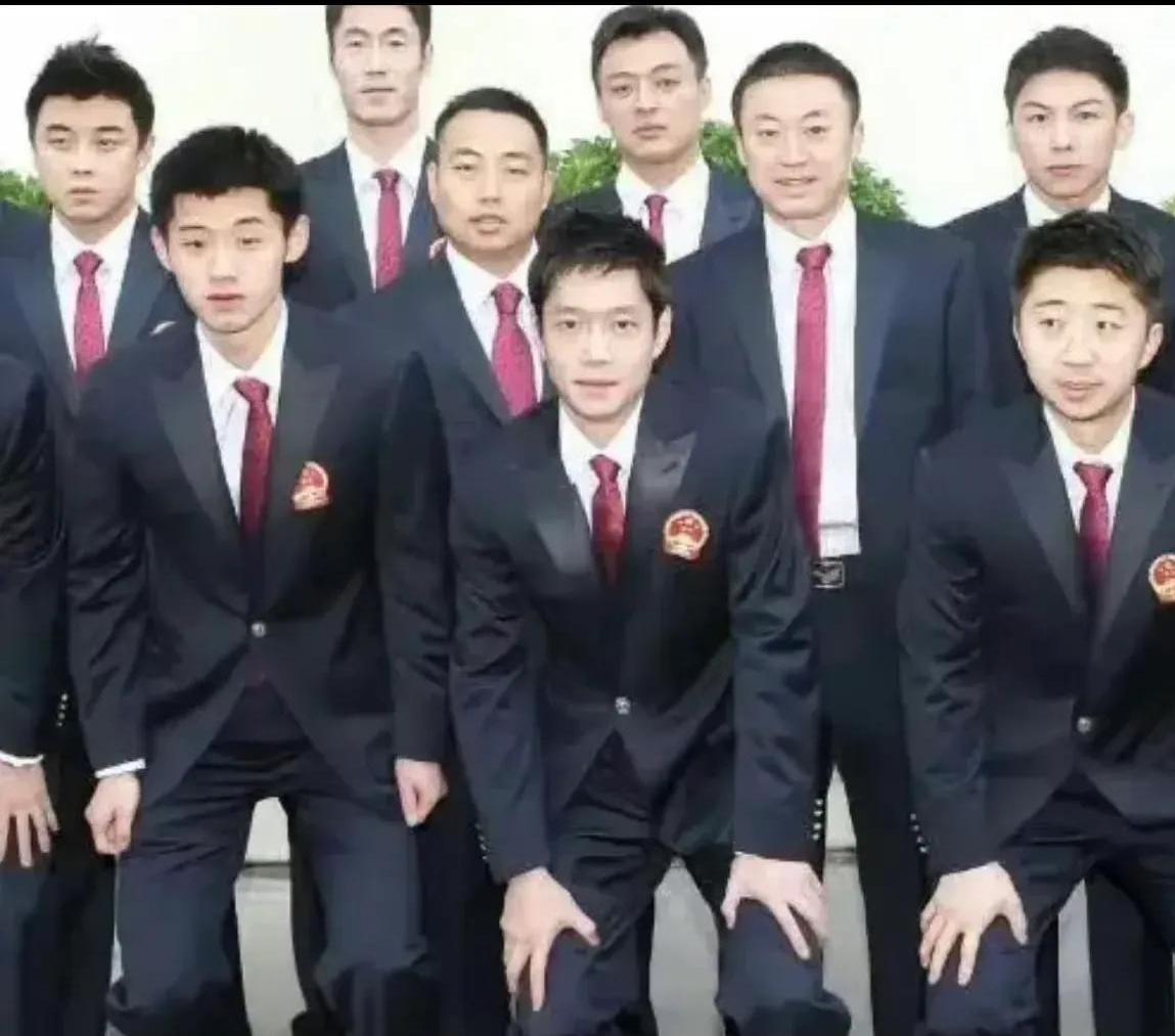 几位国乒男队核心教练员与球员西装革履、佩戴国徽的合照：

我一眼就认出了高大修伟