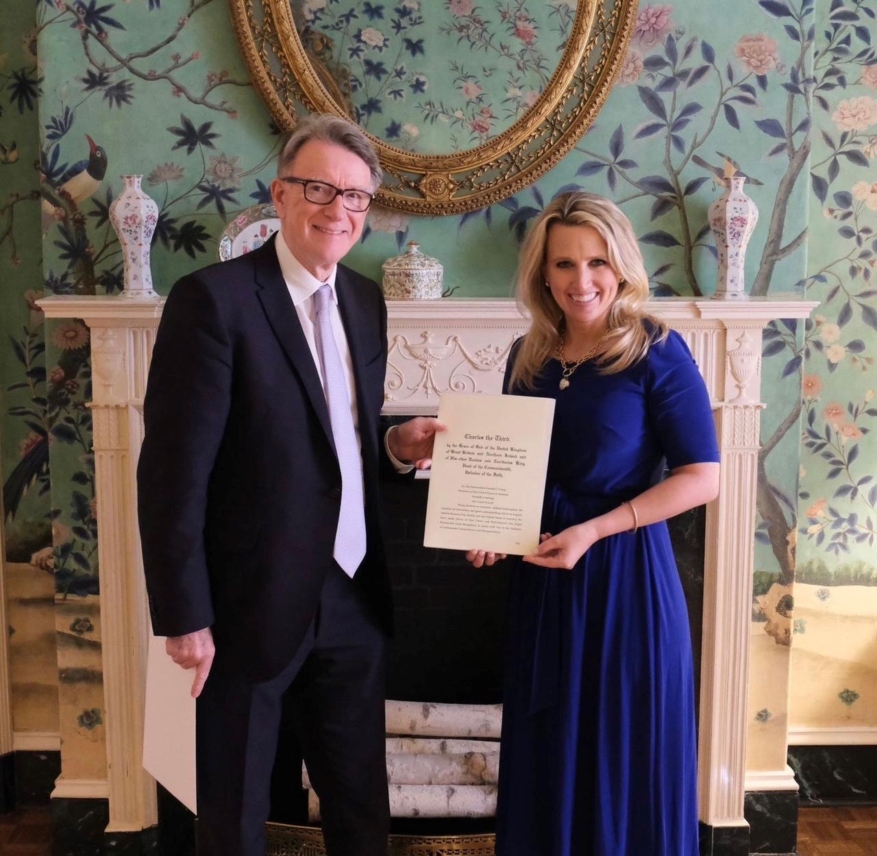 英国工党元老、前内阁大臣彼得·曼德尔森因被曝出与已故性犯罪者杰弗里·爱泼斯坦有更