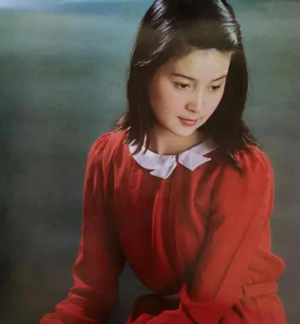 张伟欣年轻时候的照片。比起女儿李小璐，我觉得她更温婉和文静。
图六是她抱着儿时李