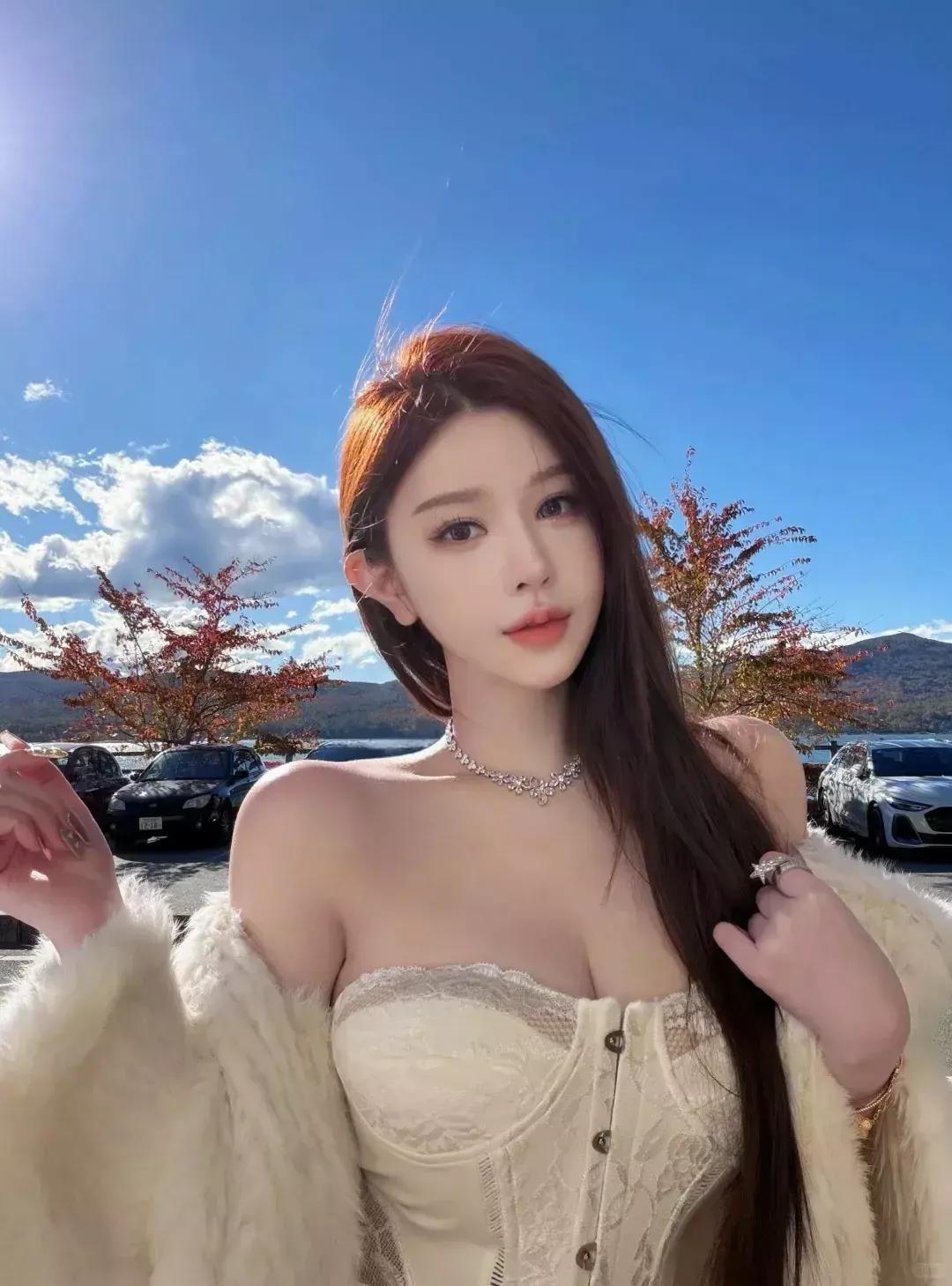 秋日湖畔，仙女降临，轻抚发梢，优雅动人。湖边温柔少女 湖畔粉衣少女 湖畔紫裙照 