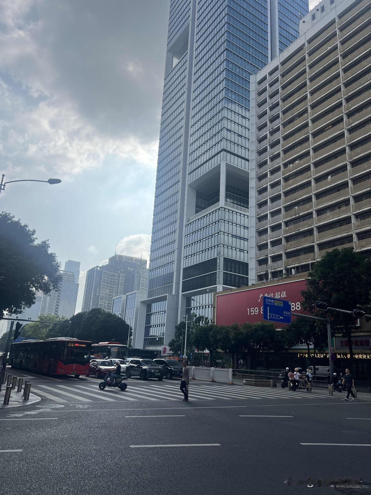 深圳华强北最近在国外火出圈了！
印度博主在油管发的华强北探店视频

有156万播