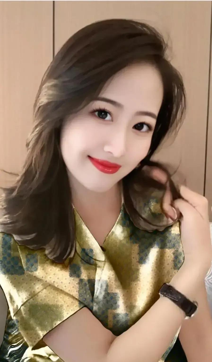 有胃病胃寒的人，经常抱猫有好处，能治愈胃病。因为猫的体温对胃寒有好处。
过去我见